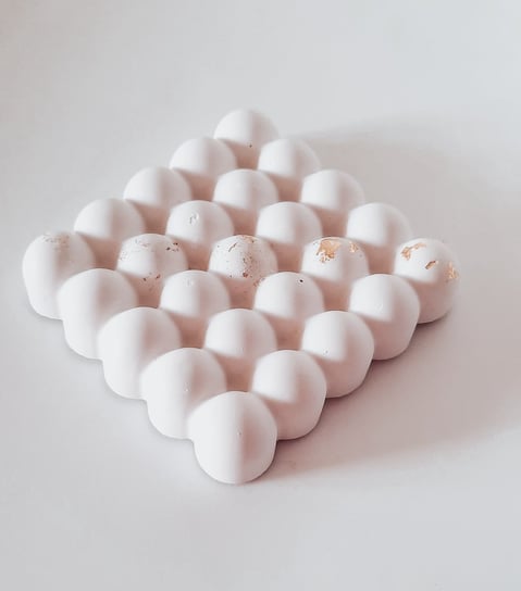 PODSTAWKA POD ŚWIECE BIŻUTERIE KUBEK GIPS POLIMEROWY 9X9 CM BIAŁY ZE ZŁOTYM NaaN Candle Handmade