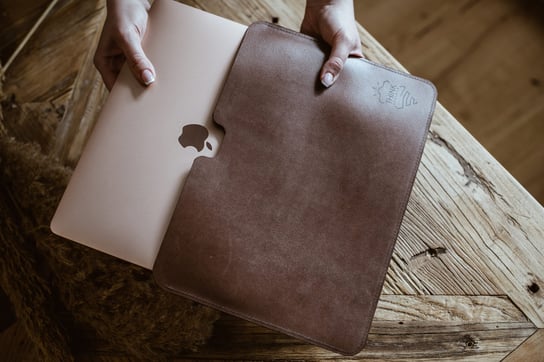 Pokrowiec Macbook 13"Sleeve Ciemny Brąz Apple
