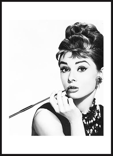 Poster Story, Plakat, Audrey Hepburn z Cygarniczką, wymiary 21 x 30 cm posterstory.pl