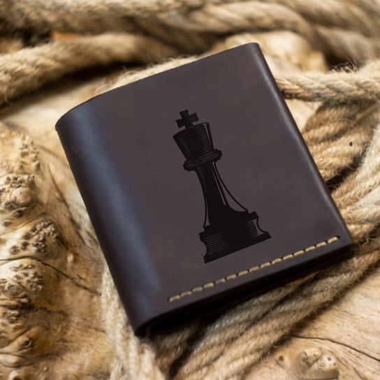 Prezent dla szachisty, dla miłośnika szachów Portfel męski skórzany z grawerem na karty na banknoty z kieszenią na monety handmade brązowy Unikatowy Luniko
