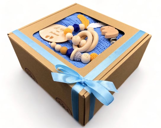 Prezent na narodziny chłopca GIFT BOX w niebieskim kolorze: grzechotka/gryzak, zawieszka do smoczka, kocyk w eko pudełku MamyMy