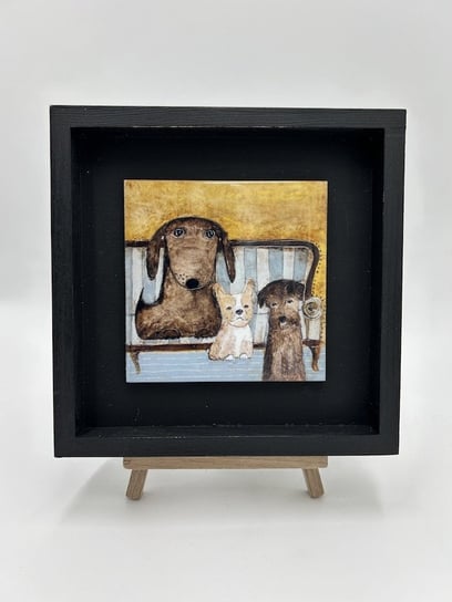 Przyjaciele na kanapie - obrazek ceramiczny w ramce drewnianej Artsklep