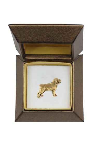 Rottweiler - broszka z psem w pudełku ozdobnym, elegancki pozłacany pin, przypinka do marynarki marki Art-Dog Art-Dog