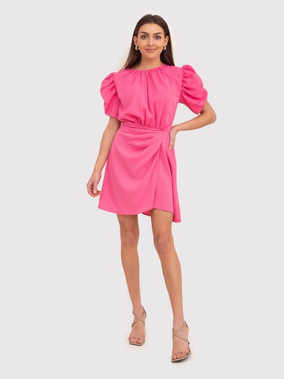 Różowa mini sukienka z krótkim bufiastym rękawem i drapowaną spódniczką DA1779 PINK Ax Paris