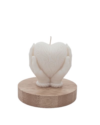 Sojowa świeczka zapachowa Serce w dłoniach 7,7cm 152,9g Lawenda Holipka