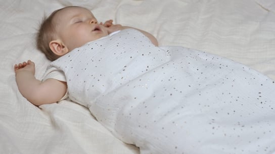 Śpiworek niemowlęcy muślinowy – biały kropki ByMyBaby