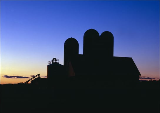 Sunset casts a glow over this dairy barn in Bruce, in northern Wisconsin., Carol Highsmith - plakat 30x20 cm Galeria Plakatu