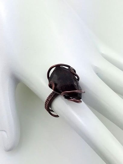 Surowy czarny turmalin - pierścionek miedziany 27x17 mm, rozmiar 16 – regulowany, znak Skorpiona, Panny, Wagi, Barana i Koziorożca Ludwika Lipińska