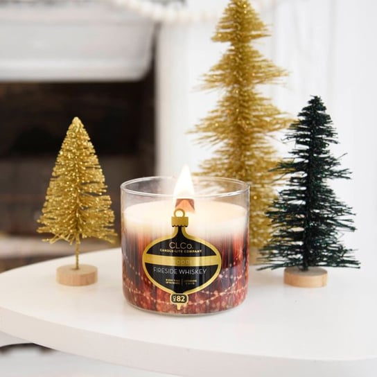 Świąteczna świeca zapachowa z drewnianym knotem Fireside Whiskey Candle-lite 396 g Inna marka