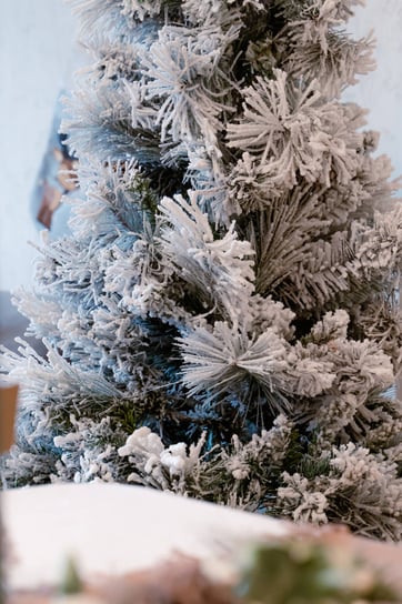 Sztuczna choinka z ośnieżonymi gałązkami, 150 cm Fééric Lights and Christmas