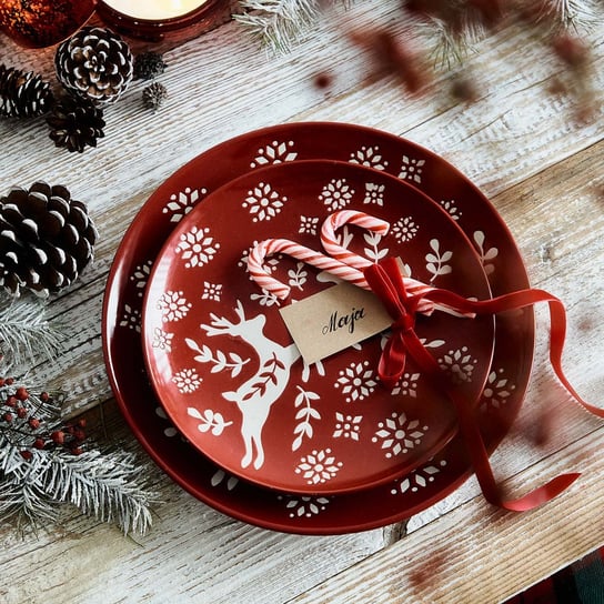Talerz świąteczny AVERO deserowy czerwony z jelonkami 21 cm Homla