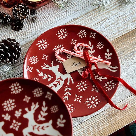Talerz świąteczny AVERO obiadowy czerwony z jelonkami 27 cm Homla