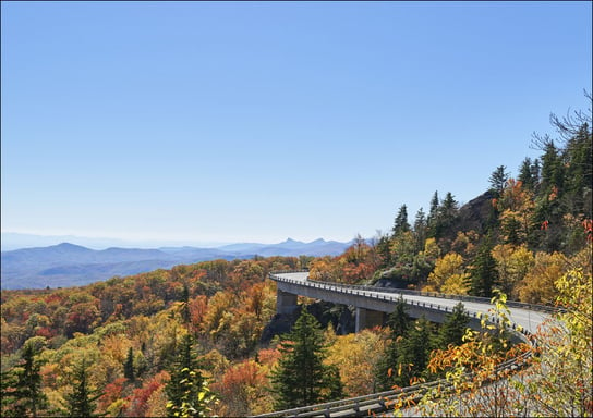 The Linn Cove Viaduct, a 1243-ft. concrete segmental bridge on the Blue Ridge Parkway, near Linville, North Carolina., Carol Highsmith - plakat 59,4x42 cm Galeria Plakatu