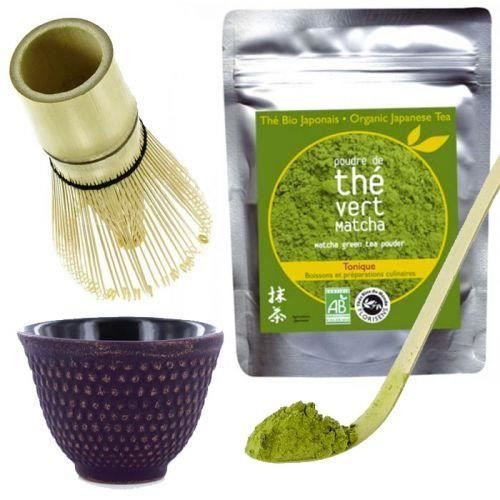 W Japonii zieloną herbatę matcha odmierza się bambusową łyżką i ubija trzepaczką w czarno-fioletowym żeliwnym kubku podczas parzenia. Inna marka