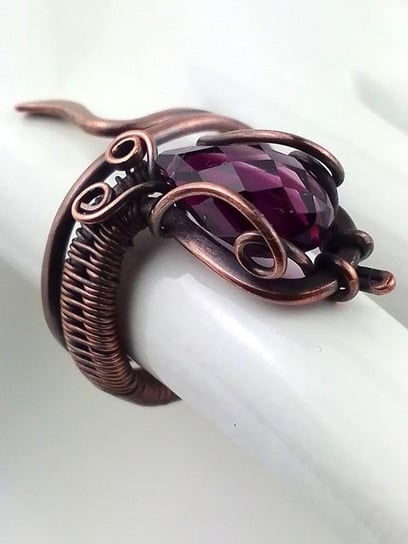 Wąż - pierścionek miedziany z fioletowym kryształkiem Swarovskiego, rozmiar 17 - regulowany, znak Byka i Strzelca Ludwika Lipińska