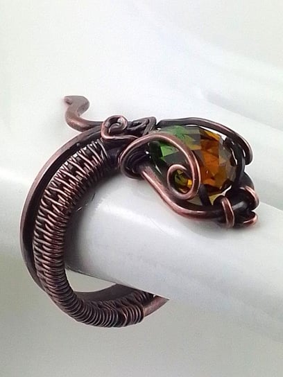 Wąż - pierścionek miedziany, zielony kryształek Swarovskiego,  rozmiar 20 - regulowany, znak Byka i Strzelca Ludwika Lipińska