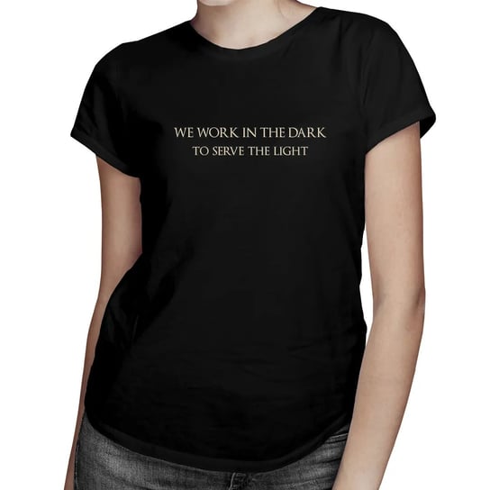 We work in the dark to serve the light - damska koszulka dla fanów gry Assassin's Creed Mirage Koszulkowy