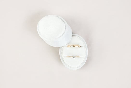 Welurowe podwójne pudełeczko na obrączki białe owalne / By Simple Inna marka