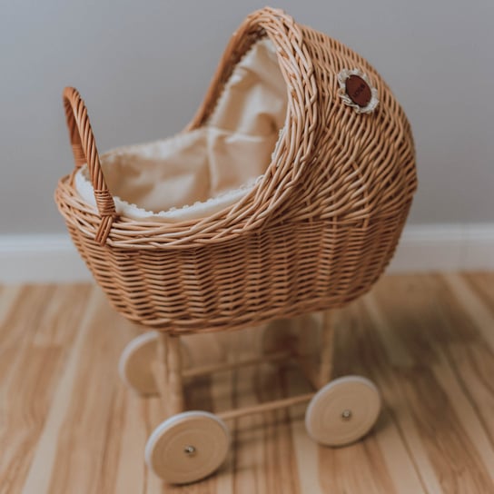 Wysoki wiklinowy wózek dla lalek w naturalnym kolorze z lnianą pościelą Munia