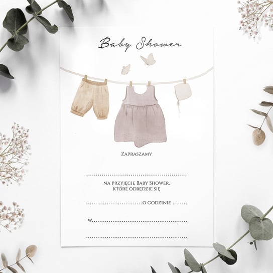 Zaproszenia na Baby Shower z ubrankami dziecka na sznurku - 5 szt. + koperty LILY ZAPROSZENIA