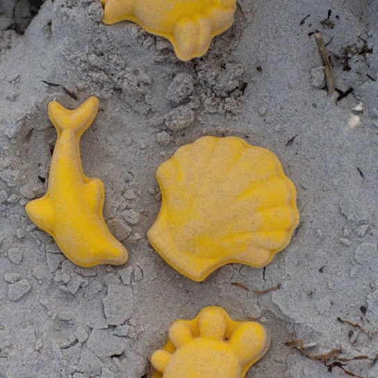 Zestaw 4 silikonowych foremek Footprint do piasku Scrunch - mustard Scrunch