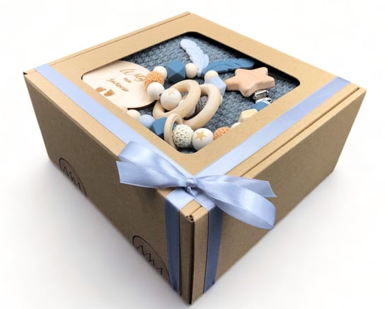 Zestaw prezentowy dla noworodka GIFT BOX w szarym kolorze: gryzak/grzechotka, zawieszka do smoczka, kocyk w eko pudełku MamyMy