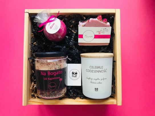Zestaw prezentowy Różane Spa drewniany box prezentowy ze świecą i kosmetykami naturalnymi dla niej /Olga Prezentuje OLGA PREZENTUJE