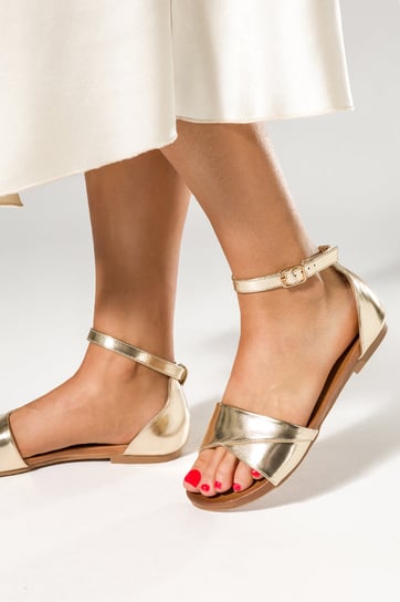 Złote sandały błyszczące płaskie damskie z zakrytą piętą pasek wokół kostki Casu K24X10-G-40 Casu