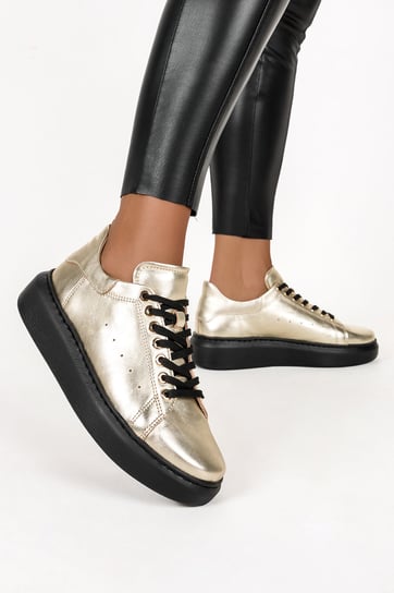 Złote sneakersy skórzane damskie buty sportowe sznurowane na czarnej platformie PRODUKT POLSKI Casu 2288-37 Casu