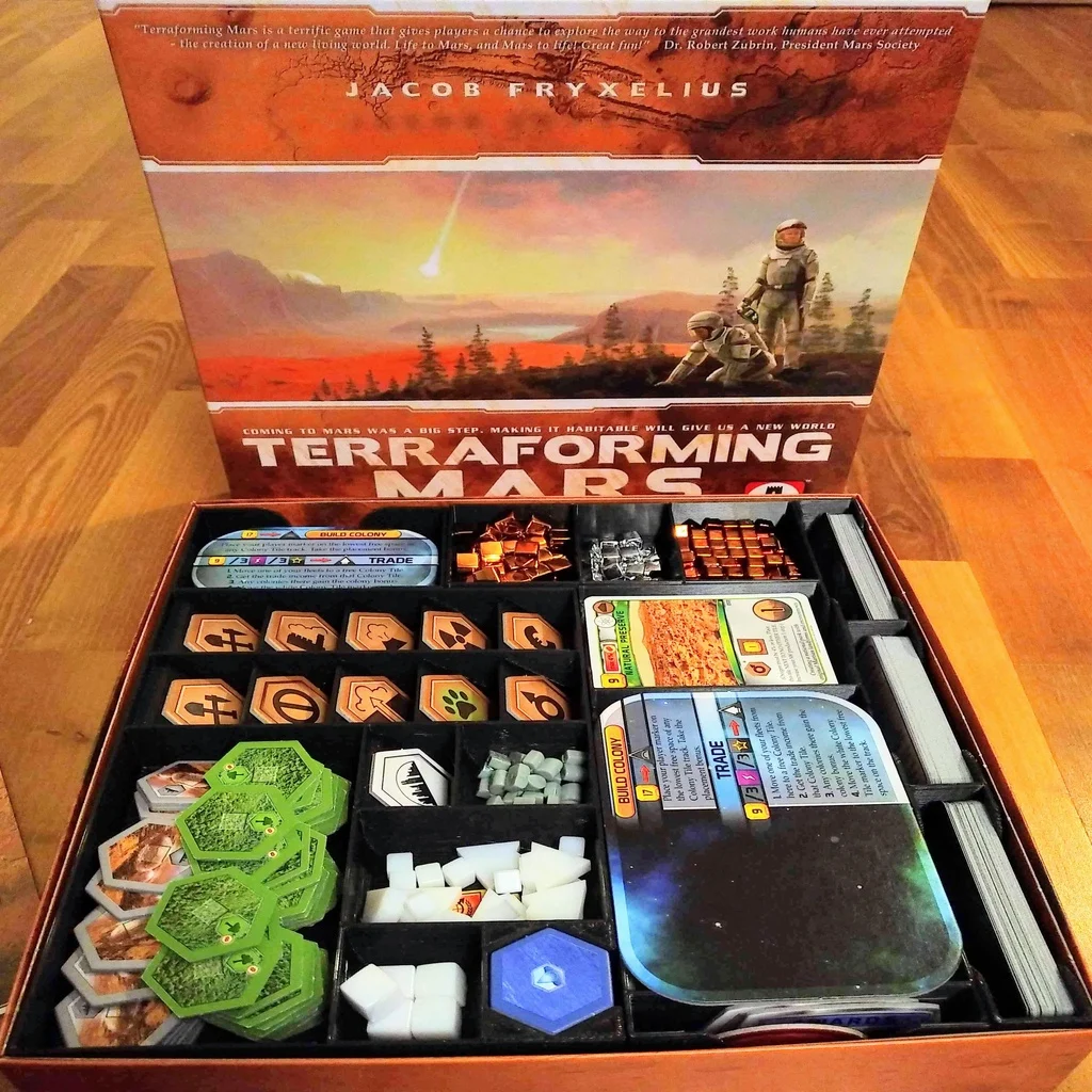 Insert organizer do gry Terraformacja Marsa mieści 5 dodatków i planszetki