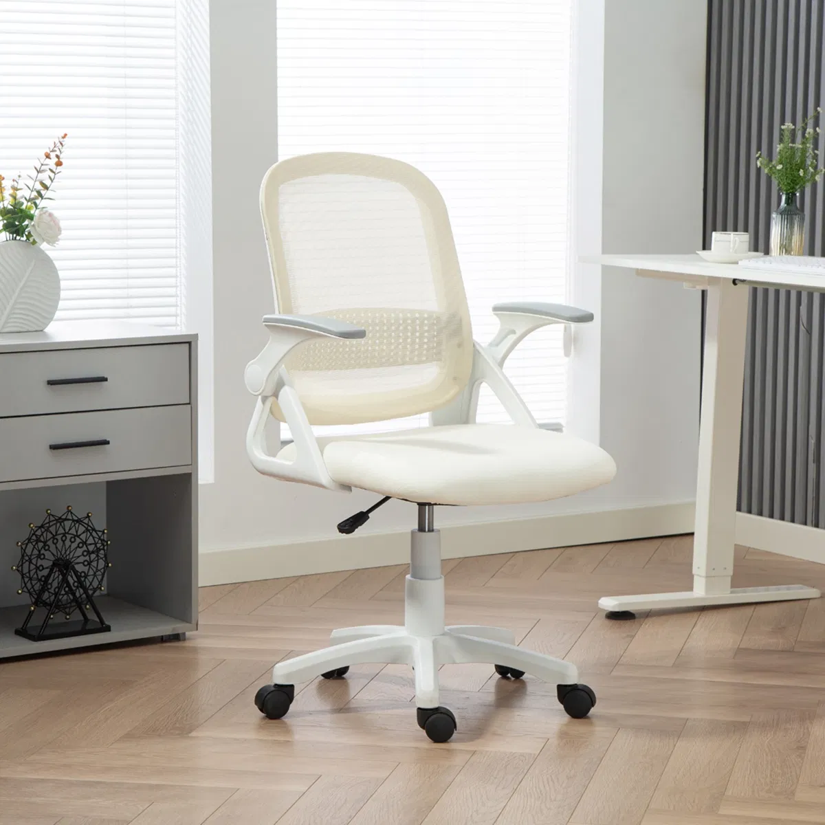 Yulinland Oddychające krzesło biurowe z siatką, ergonomiczne krzesło obrotowe ze składanymi podłokietnikami i podparciem lędźwiowym, białe