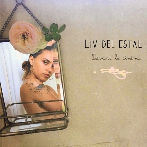 Devant le cinéma Liv Del Estal