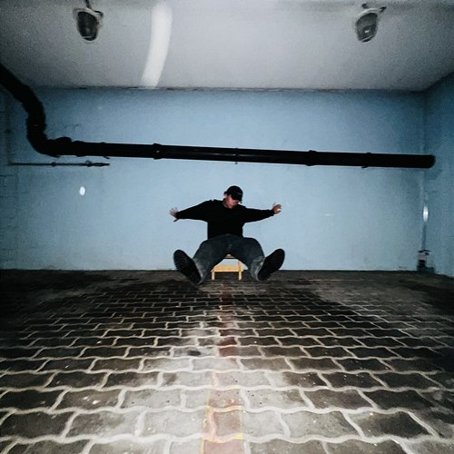 Johnny Walker seek, Adam Kubera, antua