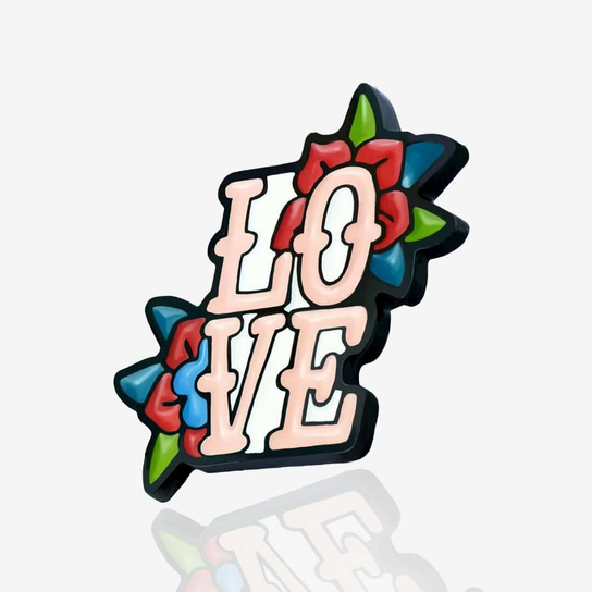 Pins napis "Love" Inna marka