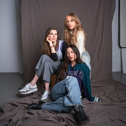 Polaroid Bay, Bobbie Wall, aniika, Yentl