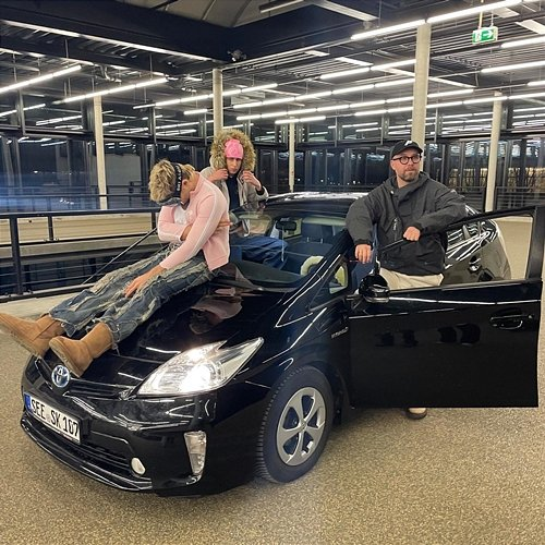 schwarzer toyota Mark Forster, Ski Aggu, Skrt Cobain