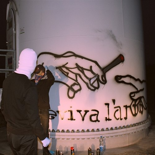 Zranić nas Boozy, Leeny